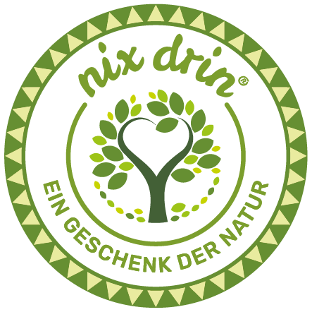 Nix drin Logo Ein rundes Logo mit grünem Baum in Herzform und dem Schriftzug „nix drin® – Ein Geschenk der Natur“, umrahmt von einem dekorativen Muster.